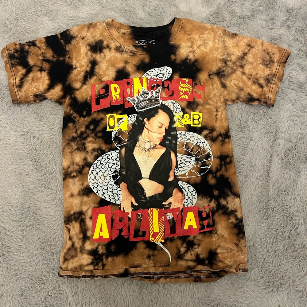Aaliyah graphic tee